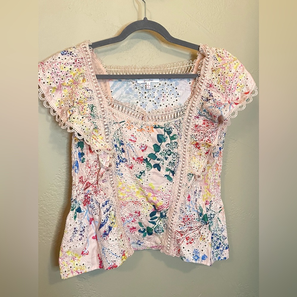 Multicolor embroidery detail with gorgeous sleeve detail